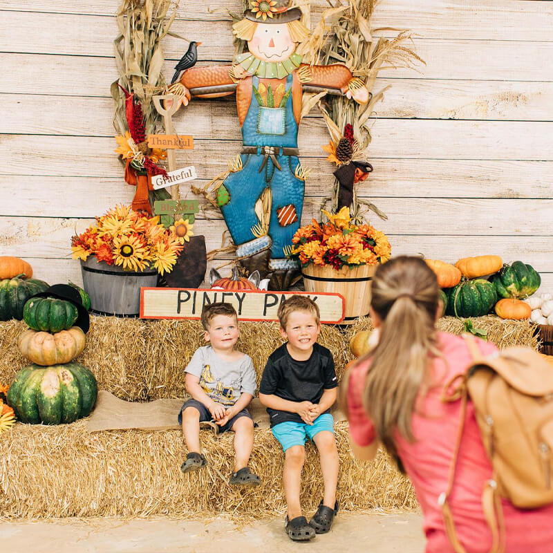 Fall Photo Op - Hay & Pumpkins
